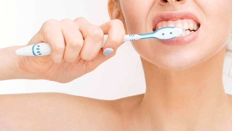 Vệ sinh răng miệng kém là nguyên nhân gây mất răng (ảnh minh họa)