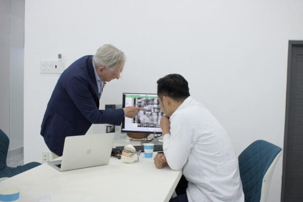 Bác sĩ Nguyễn Đắc Minh trao đổi chuyên môn với Giáo sư Gilles P. Chaumanet tại Nha khoa Flora